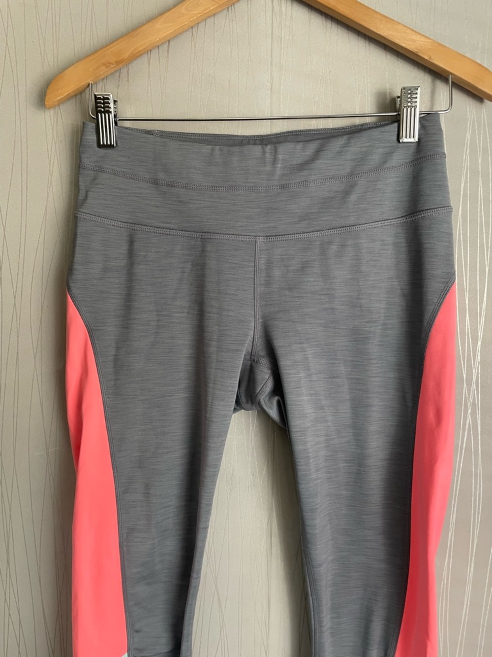 Athleta Cropped Leggings Small Gray Pink Colorblock Capri Workout Yoga Gym - Picture 5 of 9